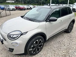 Lakier metalizowany kremowy cappucino z dachem w kolorze czarny cinema Nowe 2025 Fiat 600 La Prima SUV | 110 290 zł (Uczciwa cena)