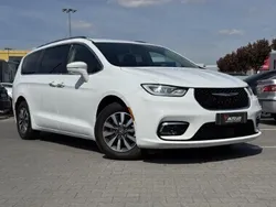 Biały Używany 2021 Chrysler Pacifica Touring SUV | 149 800 zł