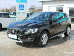 Czarny (metalik) Używany 2018 Volvo V60 CC Momentum Kombi | 63 333 zł (Super Cena)