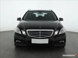 Czarny Używany 2010 Mercedes E200 Kombi | 39 999 zł (Uczciwa cena)