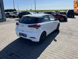 Biały (metalik) Używany 2016 Hyundai i20 Hatchback | 19 900 zł