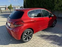 Czerwony jasny (metalik) Używany 2018 Peugeot 208 Hatchback | 15 900 zł