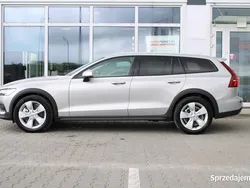 Używany 2024 Volvo V60 CC Kombi | 209 900 zł (Uczciwa cena)