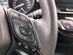 Biały Używany 2022 Toyota C-HR Comfort SUV | 93 900 zł (Uczciwa cena)