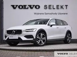 Biały Używany 2024 Volvo V60 CC Kombi | 219 900 zł (Uczciwa cena)