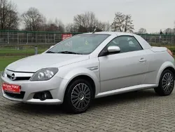 Srebrny (metalik) Używany 2005 Opel Tigra Kabriolet | 11 800 zł