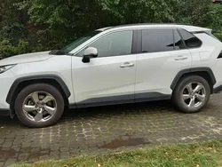 Biały Używany 2021 Toyota RAV4 SUV | 134 000 zł (Dość drogi)