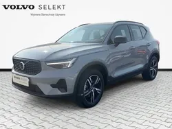 Szary Używany 2025 Volvo XC40 SUV | 171 900 zł (Uczciwa cena)