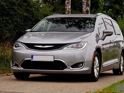 Szary Używany 2019 Chrysler Pacifica Limited SUV | 94 900 zł (Uczciwa cena)