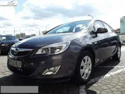 Szary (metalik) Używany 2010 Opel Astra Enjoy Hatchback | 35 900 zł