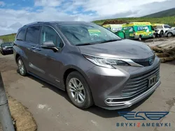 Szary Używany 2021 Toyota Sienna Minivan | 114 860 zł