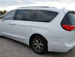 Biały Używany 2018 Chrysler Pacifica SUV | 36 000 zł