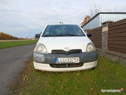 Biały Używany 2002 Toyota Yaris Sedan/Limuzyna | 3800 zł (Uczciwa cena)