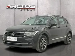 Czarny Używany 2021 VW Tiguan Life SUV | 92 900 zł (Dobra cena)