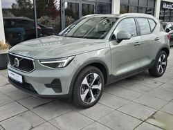 Zielony (metalik) Używany 2024 Volvo XC40 Core SUV | 159 500 zł (Uczciwa cena)