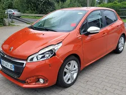 Pomarańczowy (metalik, perła) Używany 2017 Peugeot 208 Hatchback | 18 800 zł