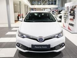 Biały Używany 2017 Toyota Auris Hybrid Premium Sedan/Limuzyna | 73 850 zł
