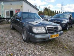Czarny Używany 1992 Mercedes E300 Coupe | 29 900 zł