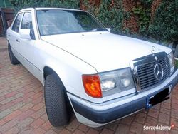Biały Używany 1990 Mercedes E230 Sedan/Limuzyna | 10 900 zł
