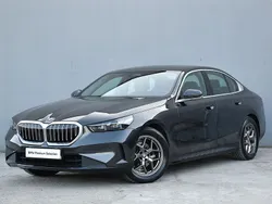 Szary sophisto z brylantowym połyskiem metalizowany Używany 2024 BMW 520 Comfort Edition Sedan/Limuzyna | 199 900 zł