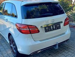 Biały Używany 2015 Mercedes A200 AMG line Minivan | 43 300 zł