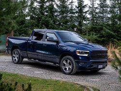 Niebieski ciemny (metalik) Używany 2020 RAM 1500 Pickup | 174 777 zł (Dość drogi)