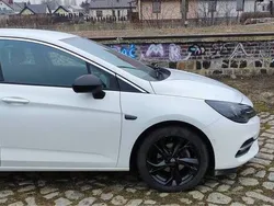 Biały Używany 2021 Opel Astra Hatchback | 48 500 zł (Uczciwa cena)
