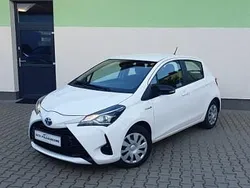 Biały Używany 2019 Toyota Yaris Hybrid Active Hatchback | 32 500 zł (Uczciwa cena)