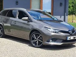 Brązowy Używany 2018 Toyota Auris Hybrid Kombi | 66 900 zł (Uczciwa cena)