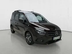 Czarny Używany 2023 Mercedes T180 Minivan | 79 900 zł