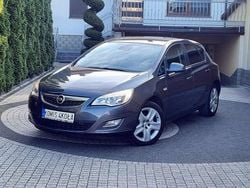 Szary (metalik) Używany 2011 Opel Astra Hatchback | 20 900 zł (Dobra cena)