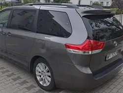 Szary Używany 2011 Toyota Sienna XLE Minivan | 48 500 zł