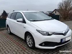 Biały Używany 2018 Toyota Auris Hybrid Premium Kombi | 49 700 zł (Drogi)