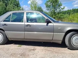 Brązowy Używany 1991 Mercedes E230 Sedan/Limuzyna | 12 299 zł