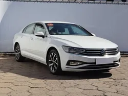 Biały Używany 2021 VW Passat Sedan/Limuzyna | 76 999 zł (Uczciwa cena)