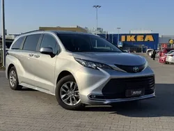 Srebrny Używany 2023 Toyota Sienna XLE Minivan | 239 800 zł