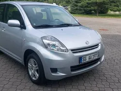 Srebrny Używany 2009 Daihatsu Sirion Hatchback | 13 900 zł (Dość drogi)
