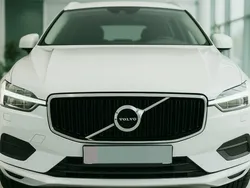 Biały Używany 2021 Volvo XC60 Momentum SUV | 136 000 zł (Dobra cena)