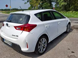 Biały Używany 2013 Toyota Auris Hybrid Hatchback | 16 999 zł