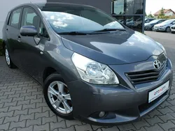Srebrny Używany 2010 Toyota Verso Minivan | 15 800 zł