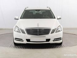 Biały Używany 2012 Mercedes E200 Kombi | 43 999 zł (Uczciwa cena)