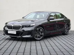 Szary sophisto z brylantowym połyskiem metalizowany Używany 2024 BMW 520 Shadowline Sedan/Limuzyna | 237 000 zł (Super Cena)