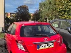 Czerwony Używany 2013 Toyota Yaris Van | 16 000 zł (Uczciwa cena)