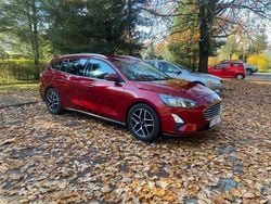 Bordowy (metalik) Używany 2019 Ford Focus Kombi | 49 900 zł (Dość drogi)