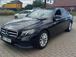 Czarny Używany 2017 Mercedes E220 AMG line Sedan/Limuzyna | 103 900 zł