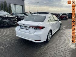 Biały (metalik) Używany 2024 Toyota Corolla Sedan/Limuzyna | 48 900 zł