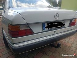 Biały Używany 1990 Mercedes E230 Sedan/Limuzyna | 10 900 zł