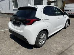 Biały Używany 2020 Toyota Yaris Hybrid Active Hatchback | 36 900 zł