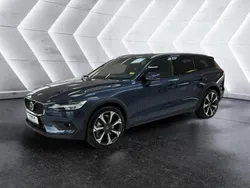Niebieski ciemny (metalik) Używany 2024 Volvo V60 CC Kombi | 225 000 zł
