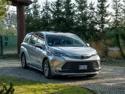 Srebrny (metalik) Używany 2021 Toyota Sienna Minivan | 199 999 zł